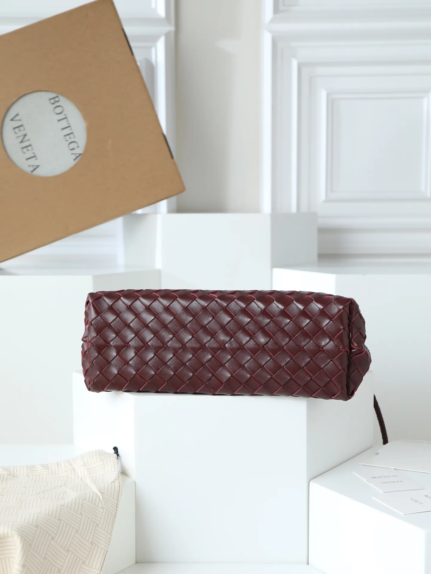 1550. Andiamo is shipping‼ ️Really popular🔥The new Andiamo woven handbag launched by Bottega Veneta this season is really popular all over the world! ! Celebrities at home and abroad have worn it, and Oscar-winning actress Michelle Yeoh has taken it out on the street. Song Jia, Trai Yala, Yu Feihong, Sanji Ayaka, Rosie Hunting-Whiteley, Yoshioka Riho, etc. have all worn this bag. It is classic and versatile and shows off your temperament, and the bag capacity is also large, which is very convenient for daily commuting! ! A variety of carrying methods, the shoulder straps can be adjusted by yourself, the original lambskin feels soft and delicate, and the unisex style breaks gender boundaries and brings a more practical and longer-lasting use experience. Andiamo, which has both elegant and casual styles, perfectly interprets the true appearance of "fashionable old money style". Style number: 766016 Size: 32*24*12